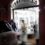 El papa sale del Vaticano para ir a una tienda de discos en el centro de Roma