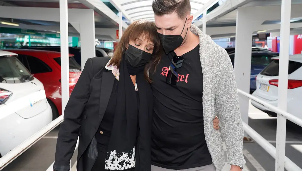 Mari Ángeles Grajal junto a su hijo, Jacobo Ostos, a 12 de enero de 2022, en Madrid (España).