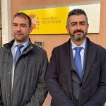 El secretario general de JUCIL, Ernesto Vilariño, y el responsable de Comunicación, Agustín Leal, antes de reunirse con el ministro del Interior JUCIL 12/01/2022