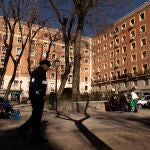 Unos vecinos descansan en la plaza de Rutilio Gacis.