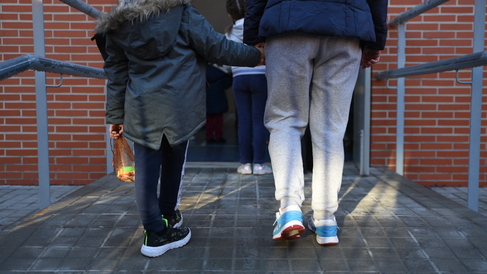En este momento los padres y madres no pueden tener una baja laboral si sus hijos son positivos