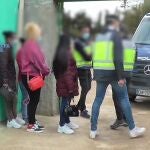 Imagen de un momento de la liberación de las mujeres víctimas de la trata y explotación sexual y laboral