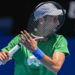 El tenista serbio Novak Djokovic se entrena en las instalaciones de Melbourne Park.