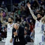 Laso, Taylor y Poirier celebran uno de los triples que anotó el Real Madrid al Bitci Baskonia