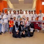 Peña Blancos KSA. Carlos Baldó sujeta en un lado la bandera con los dos escudos