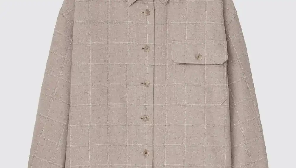 Sobrecamisa de franela en color tierra.