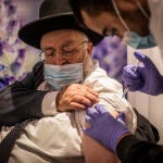 Un judio ortodoxo recive su cuarta dosis de la vacuna frente al la covid de Pfizer-BioNTech en Jerusalen (Israel), a 11 de enero de 2022