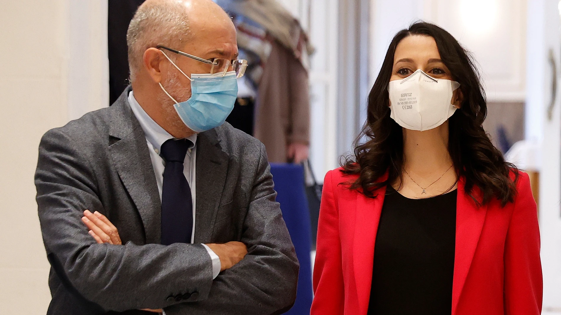 La líder de Ciudadanos, Inés Arrimadas (d) y el candidato a la presidencia de la Junta de Castilla y León, Francisco Igea (i) antes de participar en el desayuno informativo de la tribuna Fórum Europa celebrado en Madrid este viernes