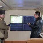 Kim Jong Un supervisa el lanzamiento de un misil
