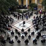 Todas las opiniones se vuelcan contra Emmanuel Macron, presidente en ejercicio y responsable de la seguridad del país
