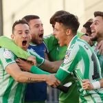 El mexicano Guardado celebra con otros compañeros el pase del Betis a los cuartos de final de la Copa del Rey