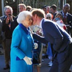El príncipe Harry besando a su abuela, la Reina Isabel II
