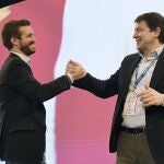 El presidente de la Junta de Castilla y León y candidato a la reelección, Alfonso Fernández Mañueco (d), junto al líder del PP, Pablo Casado