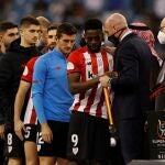 El presidente de la RFEF, Luis Rubilaes, consuela al delantero del Athletic Iñaki Williams