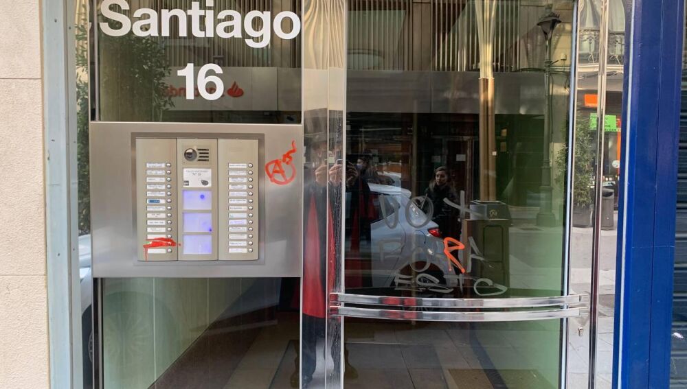 Atacan la sede de campaña de VOX en Valladolid con pintadas y rotura de ...