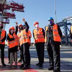 La ministra de Transportes, Movilidad y Agenda Urbana, Raquel Sánchez, acompañada del presidente de Puertos del Estado, Álvaro Rodriguez y del presidente del Puerto de Barcelona, Damià Calvet este lunes durante su visita a la terminal de Hutchinson Ports Best del Puerto de Barcelona desde donde ha anunciado que prevé que en el mes de julio esté listo el proyecto básico de los nuevos accesos viarios y ferroviarios