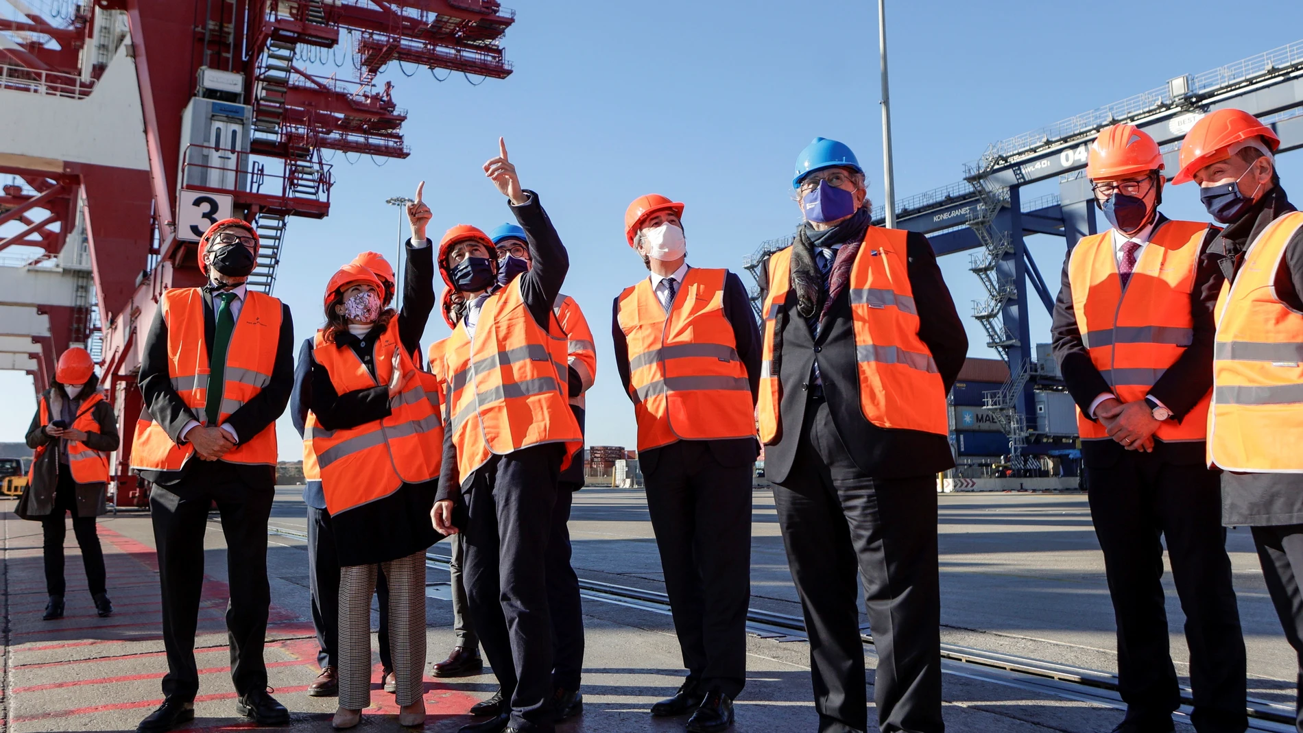 La ministra de Transportes, Movilidad y Agenda Urbana, Raquel Sánchez, acompañada del presidente de Puertos del Estado, Álvaro Rodriguez y del presidente del Puerto de Barcelona, Damià Calvet este lunes durante su visita a la terminal de Hutchinson Ports Best del Puerto de Barcelona desde donde ha anunciado que prevé que en el mes de julio esté listo el proyecto básico de los nuevos accesos viarios y ferroviarios