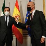 El presidente de la Junta de Andalucía, Juanma Moreno (i), junto al nuevo alcalde de Sevilla, Antonio Muñoz. EFE/José Manuel Vidal