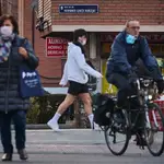 La calle Hermanos García Noblejas, en el distrito de Ciudad Lineal, recuperó ayer las placas que se retiraron en 2017