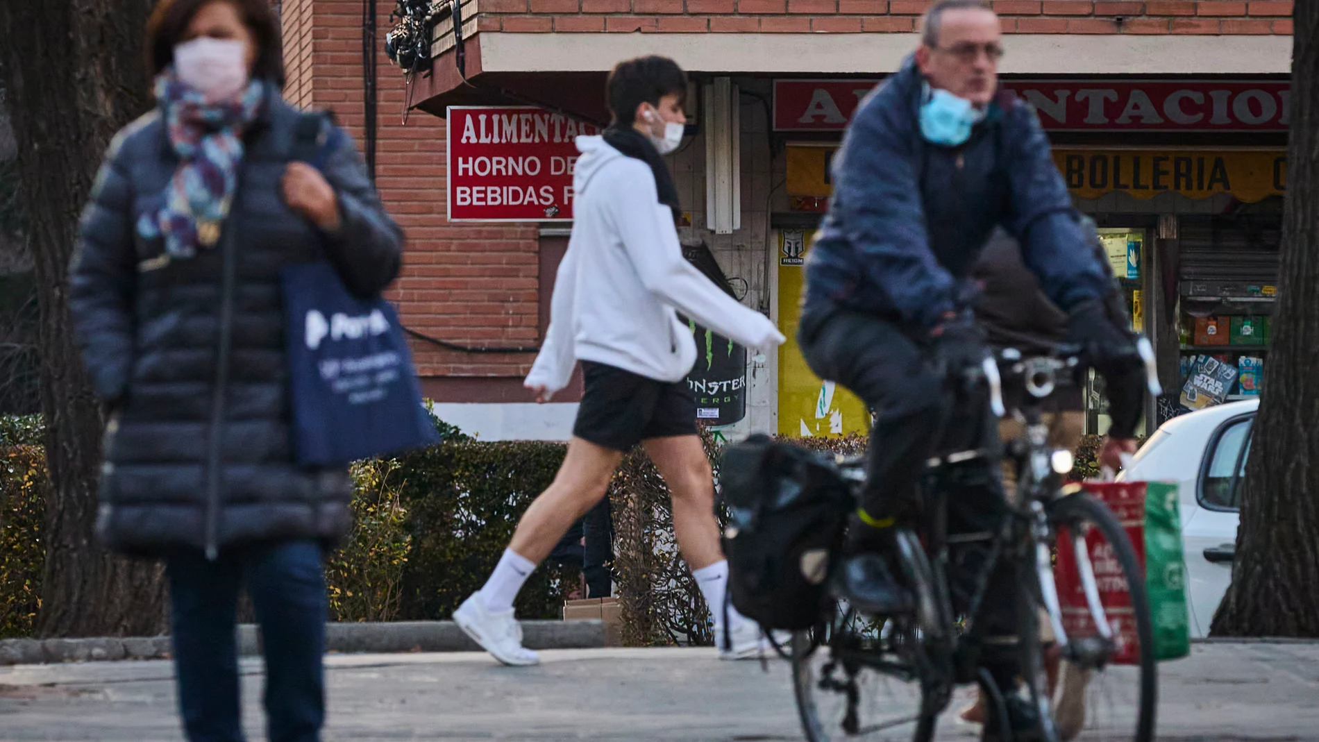 La calle Hermanos García Noblejas, en el distrito de Ciudad Lineal, recuperó ayer las placas que se retiraron en 2017
