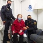 Los policías, junto a la mujer