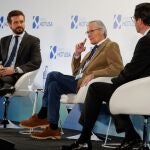 El presidente del Partido Popular, Pablo Casado; el exministro y presidente del Foro La Toja, Josep Piqué, y el presidente de la CEOE, Antonio Garamendi, participan en el foro "Turismo: claves para la competitividad de un sector estratégico" de la octava edición de Hotusa Explora, el foro de innovación turística organizado por el Grupo Hotusa, este lunes en Madrid.