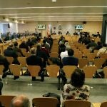 Vista general de los 31 acusados en el caso Madeja o Fitonovo, una empresa sevillana que creó una infraestructura para obtener contratos públicos a través de sobornos a funcionarios en diferentes administraciones. EFE/ J.J. Guillén POOL