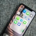 WhatsApp permite añadir contactos sin tener que pedir el número de teléfono desde 2020.
