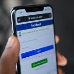 Averiguar si alguien se está colando en tu cuenta es muy sencillo con las herramientas de seguridad de Facebook.