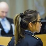 El neonazi Anders Breivik escucha la declaración de la psiquiatra Emily Krokann durante la segunda sesión de la vista judicial
