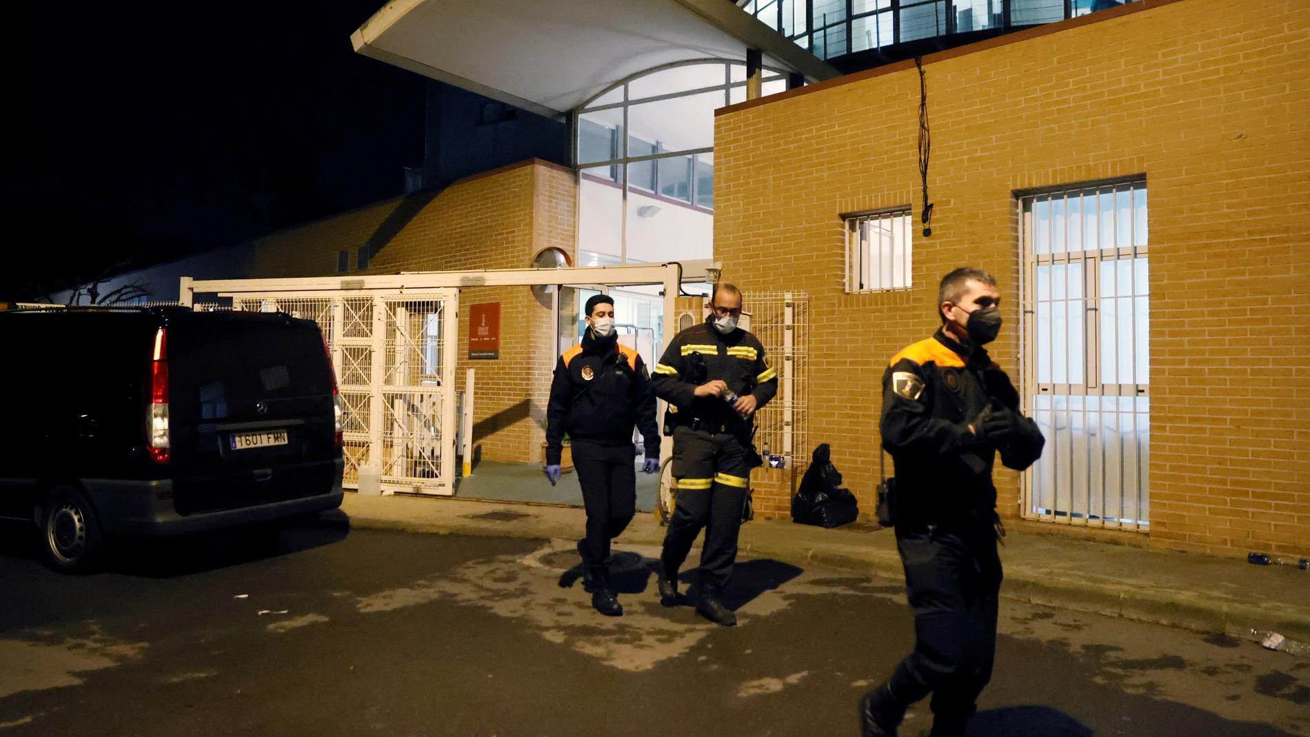 Personal de emergencias sale de la residencia de ancianos de Moncada (Valencia), en la que cinco personas han muerto y ocho han resultado heridas, tres de ellas de gravedad