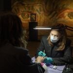 Una mujer se hace la manicura en el museo Van Gogh de Ámsterdam. (AP Photo/Peter Dejong)