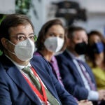 El presidente de la Junta de Extremadura, Guillermo Fernández Vara, la ministra de Industria, Comercio y Turismo, Reyes Maroto, y el presidente de la Junta de Castilla La Mancha, Emiliano García-Page, en la 42ª edición de la Feria Internacional del Turismo, Fitur 2022, en Ifema Madrid, a 19 de enero de 2022, en Madrid