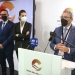 El alcalde de Rincón de la Victoria, Francisco Salado junto a la empresaria malagueña Remedios Cervantes y el concejal de Turismo del Municipio, Antonio José Martín