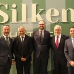 De izquierda a derecha: Gabriel Wolgeschaffen (director regional de Silken Hoteles en Canarias), Sanjay Bhagvanji (pPropietario), Javier Villanueva (director general de Silken Hoteles), Ajay Bhagvanji (propietario), Víctor Rodríguez (director del hotel)