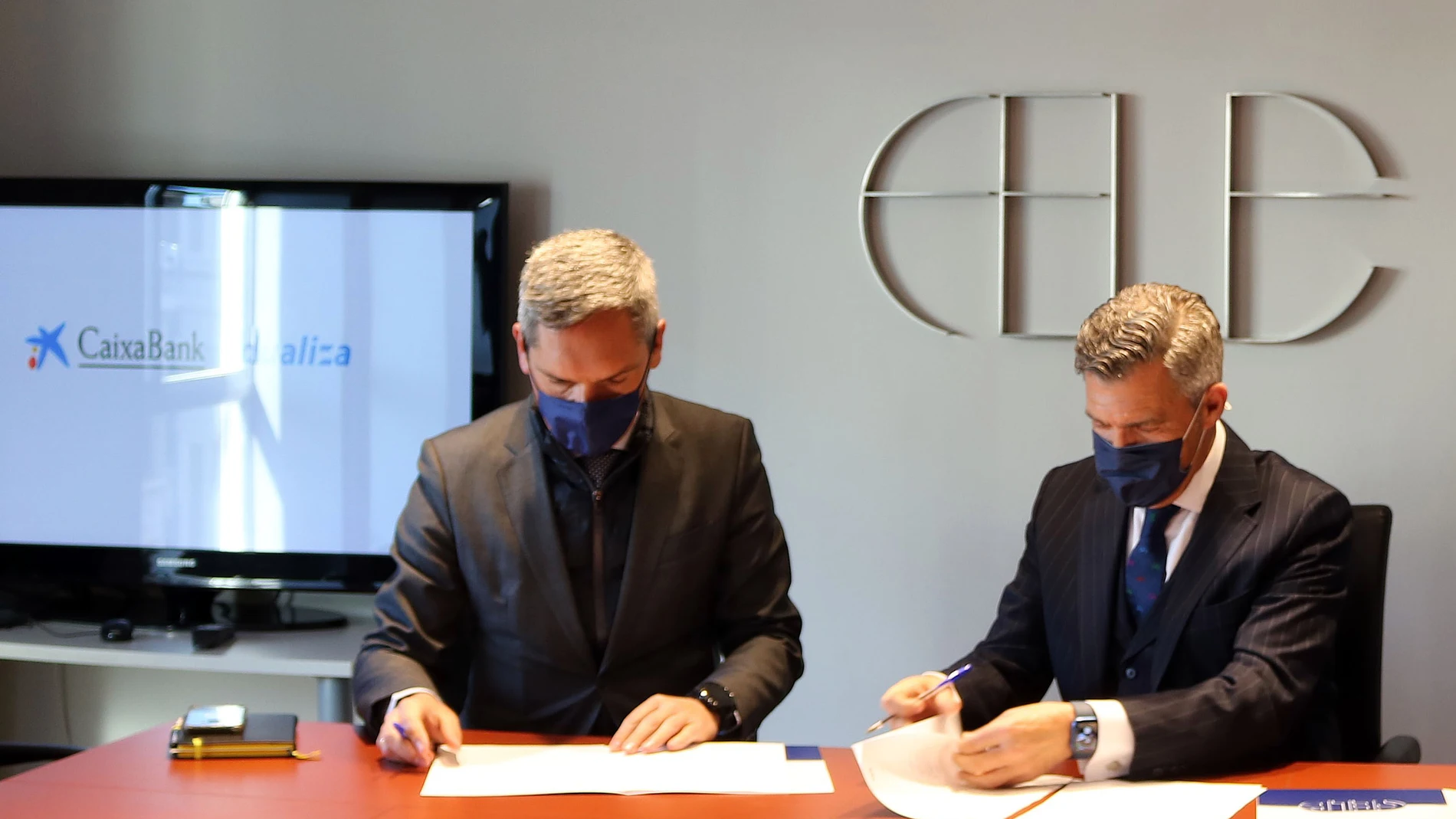 Javier Cepedano, presidente de FELE y Carlos Arruti, director del Centro de Empresas de CaixaBank en León, firman un convenio de colaboración para el impulso de la FP Dual en la provincia