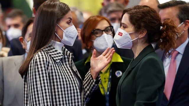 MADRID, 19/01/2022.- La reina Letizia conversa con la presidenta de la Comunidad de Madrid, Isabel Díaz Ayuso, a su llegada a la jornada inaugural de la 42 edición de la Feria Internacional del Turismo (Fitur), este miércoles en Madrid. EFE/Chema Moya