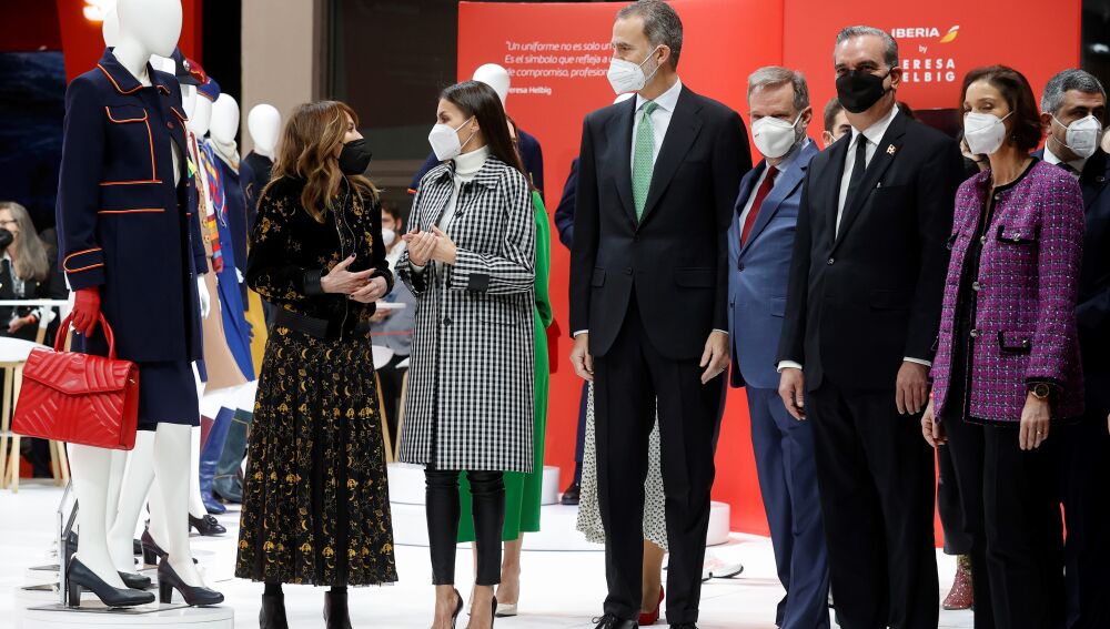 Los reyes Felipe VI y Letizia conversan con la diseñadora Teresa Helbig.