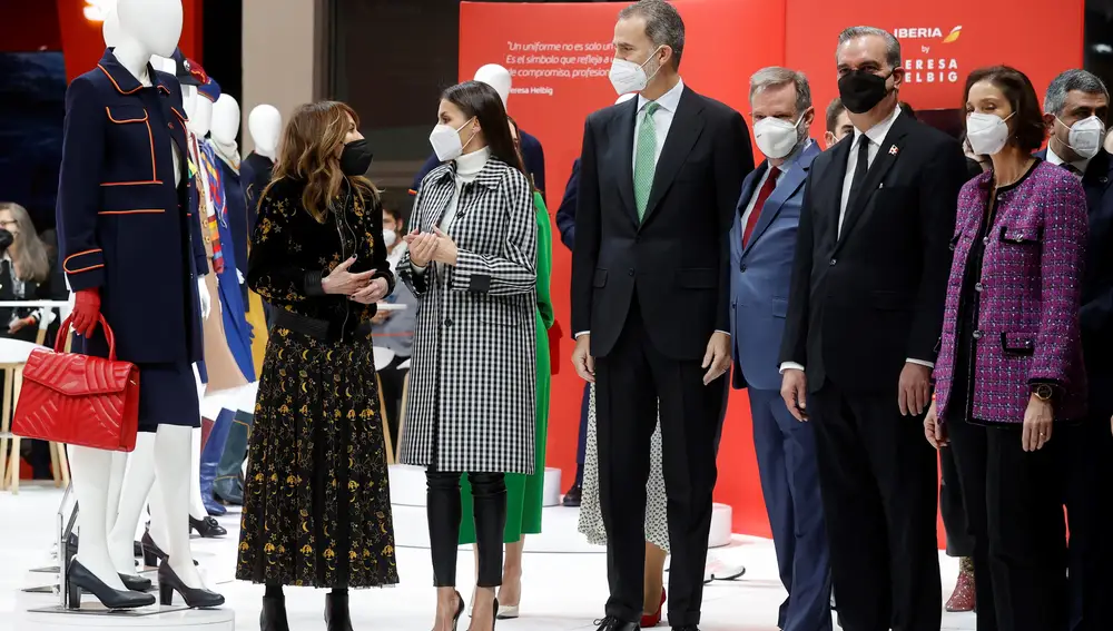 Los reyes Felipe VI y Letizia conversan con la diseñadora Teresa Helbig.