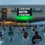 Además de sus exposiciones, el Centro Botín organiza también proyecciones en su pantalla exterior