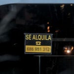 Un cartel de un alquiler, a 18 de enero de 2021, en Madrid