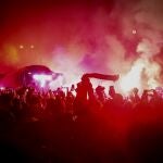 Recibimiento de los aficionados de la Real Sociedad al autobús de su equipo. Después pasó el del Atlético y se lio