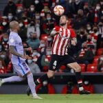 Iñigo Martínez con el Athletic frente al Barcelona.