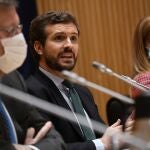 El expresidente del Gobierno Mariano Rajoy; el presidente del Partido Popular, Pablo Casado, y la directora General de Inspección Sanitaria de la Comunidad de Madrid, Elena Mantilla, durante el acto de homenaje organizado por el GPP al que fuera diputado del grupo Carlos Mantilla.