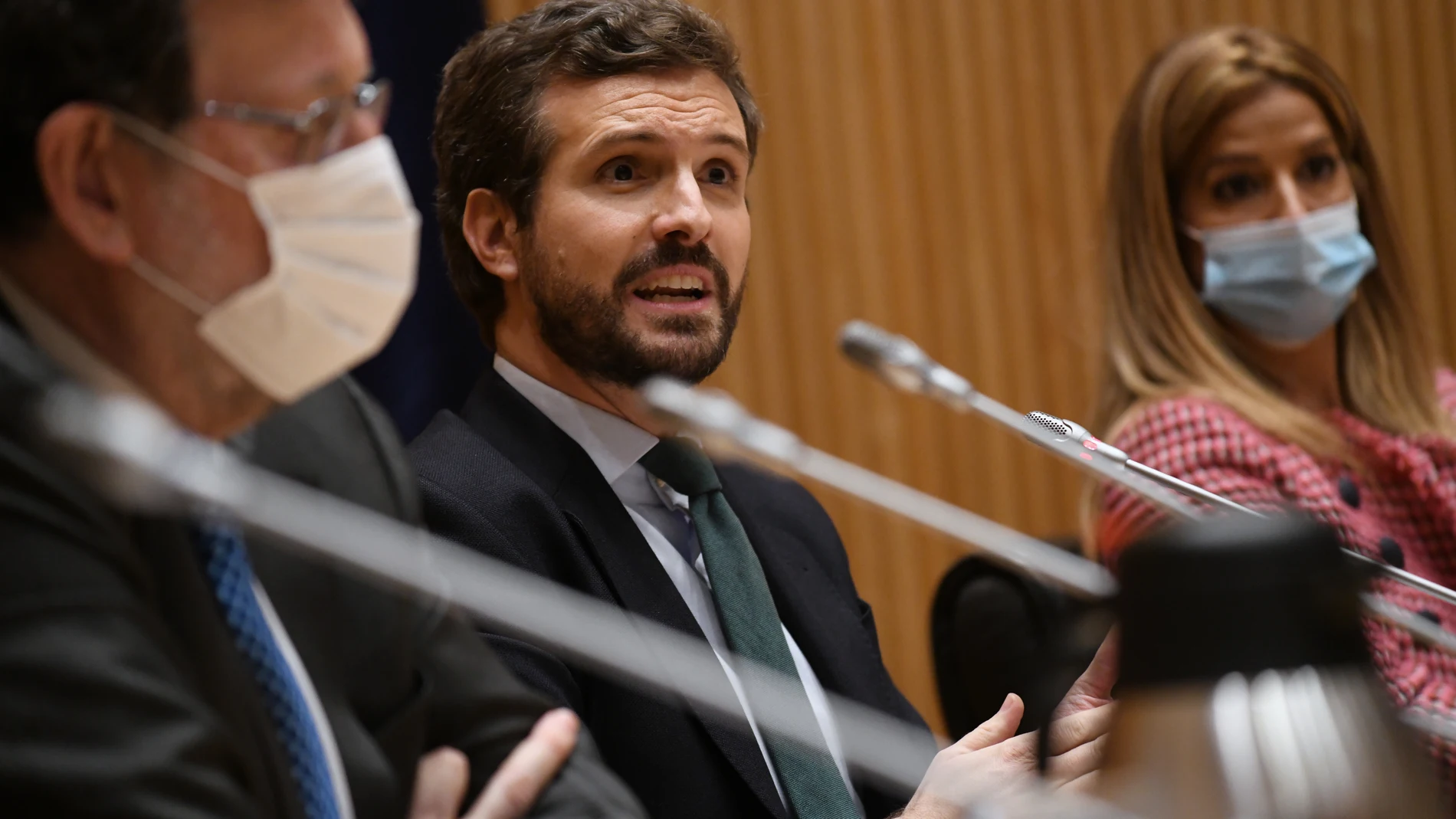 El expresidente del Gobierno Mariano Rajoy; el presidente del Partido Popular, Pablo Casado, y la directora General de Inspección Sanitaria de la Comunidad de Madrid, Elena Mantilla, durante el acto de homenaje organizado por el GPP al que fuera diputado del grupo Carlos Mantilla.