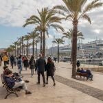 Un grupo de turistas de un crucero llegan al Puerto de Cartagena