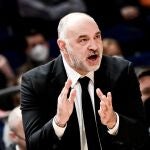 Pablo Laso anima a sus jugadores en el partido en Mònaco