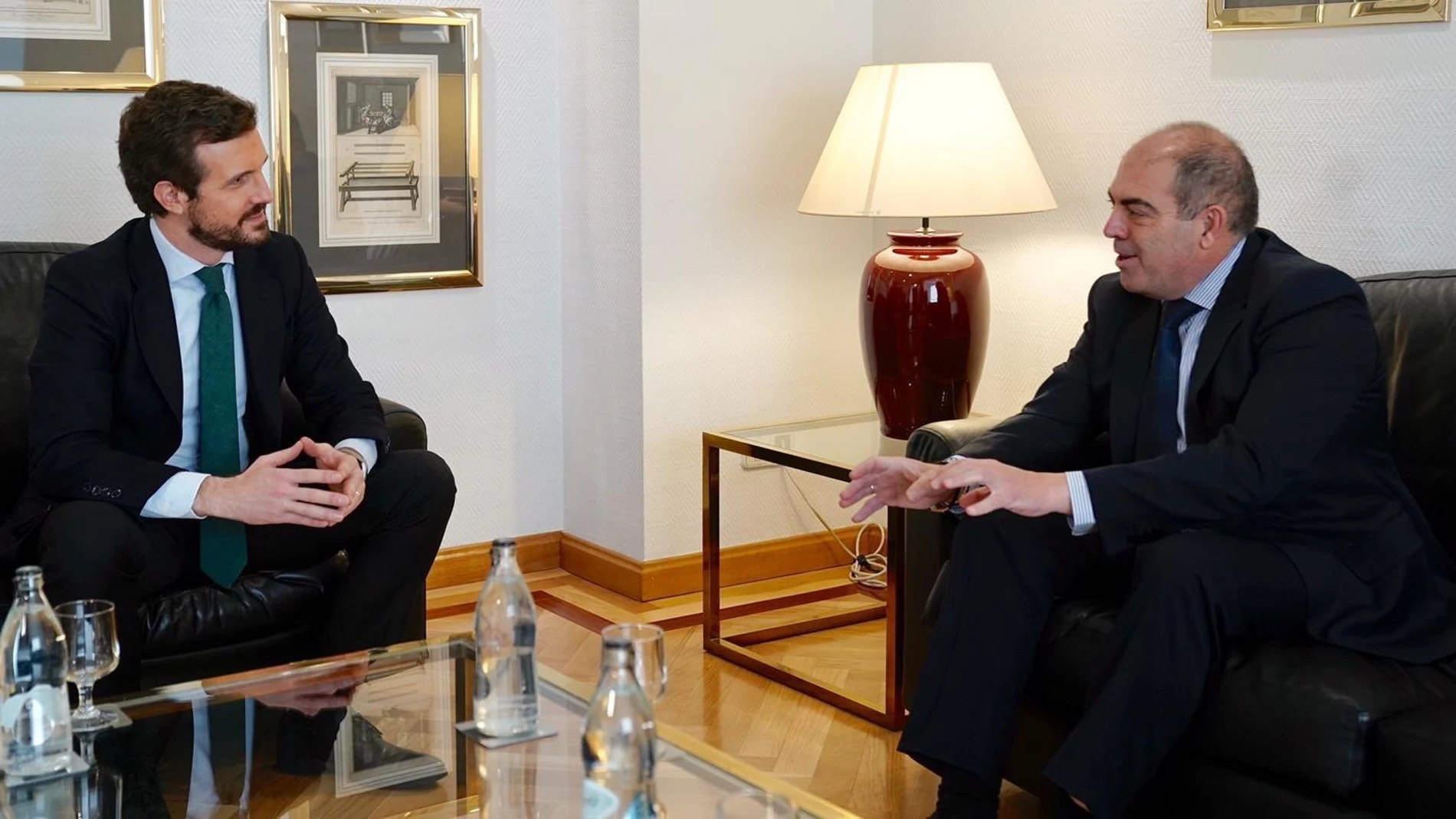 El presidente del PP, Pablo Casado, se ha reunido con el presidente de la Federación Nacional de Asociaciones de Trabajadores Autónomos, Lorenzo Amor