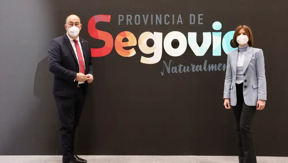 El presidente de la Diputación de Segovia, Miguel Ángel de Vicente, presenta la oferta turística de la provincia, junto a la diputada Magdalena Rodríguez