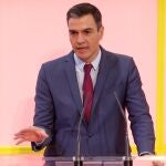 GRAF3511. MADRID, 21/01/2022.- El presidente del Gobierno, Pedro Sánchez, da un discurso mientras participa en un acto sobre sostenibilidad turística celebrado en el ámbito de la Feria Internacional de Turismo FITUR 2022, este viernes, en Madrid. EFE/ Chema Moya
